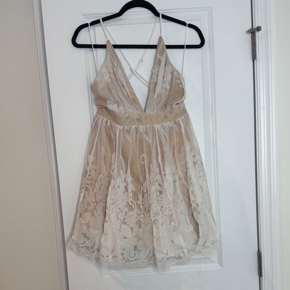 Dresses & Skirts - Elegant Lace Dress with Floral Design